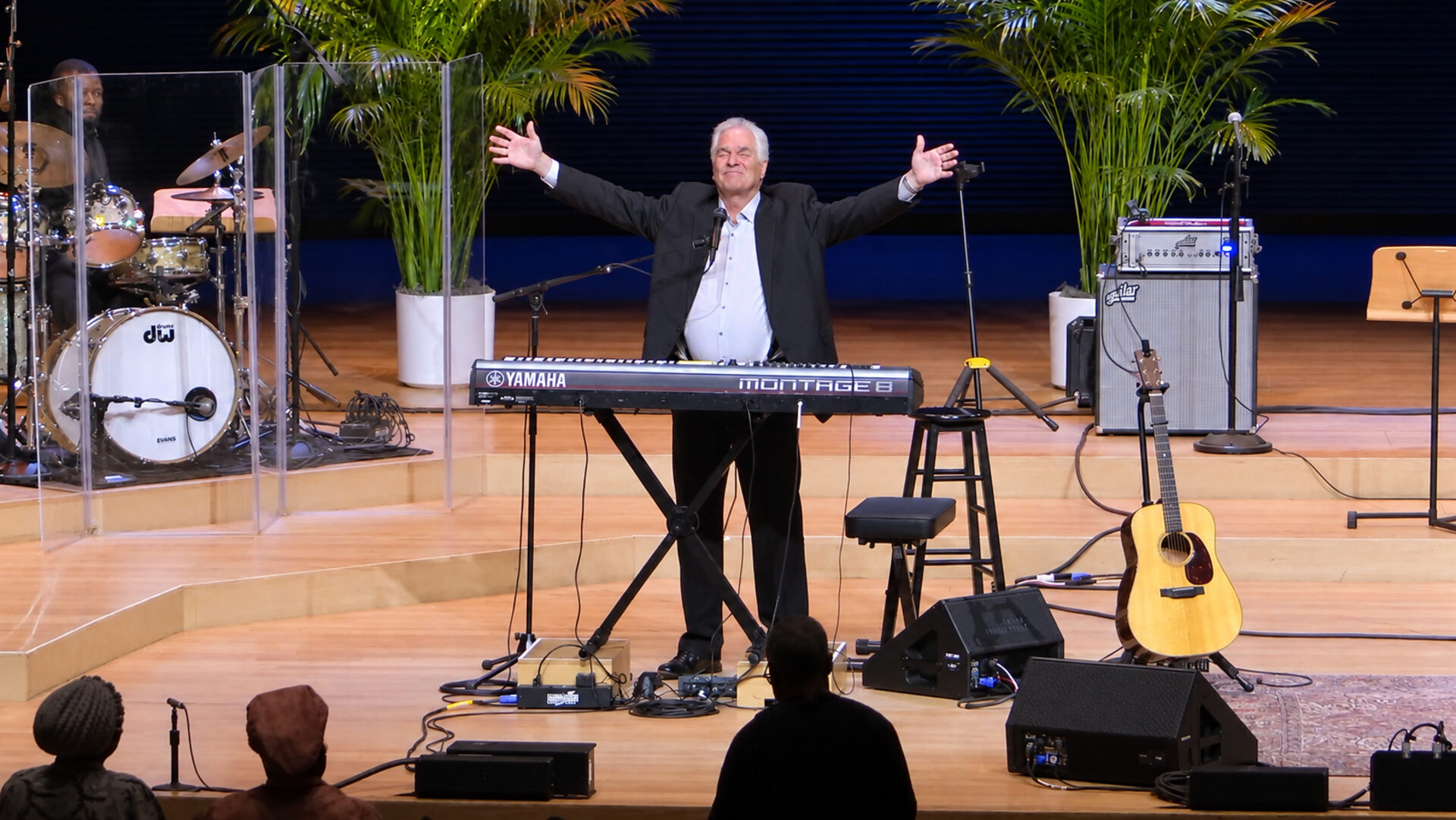 Terry MacAlmon tijdens een worshipbijeenkomst