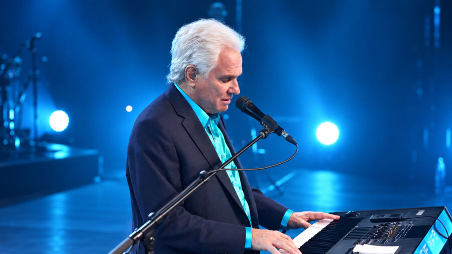 Terry MacAlmon tijdens een officiële worshipperformance